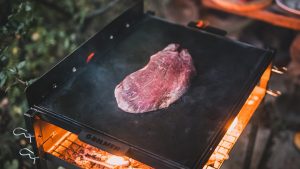 Fotografie: grilování steaku na kameni